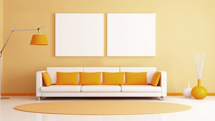 Tường màu vàng kết hợp sofa màu trắng